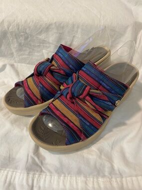 Bzees smile size 8.5 wedge slide sandal berry mimosa stripe washable